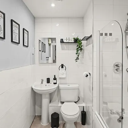 Stylish 2br - Near Mediacity - Free Parking & Business Ready Appartamento *