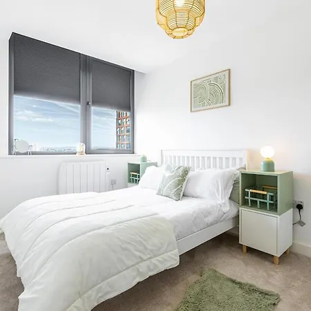 2 Bedroom 5 Minutes From Old Trafford - Free Parking