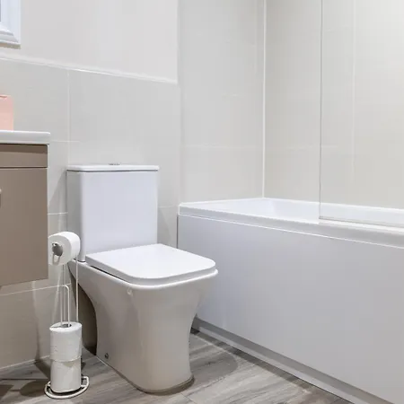 Modern 2-bed Ensuite In The Baileys *