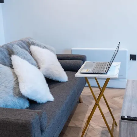 1 Bed Centre Flat Balcony Canal View! شقة *