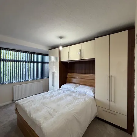 Modern 3-bed With Parking