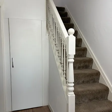 Modern 3-bed With Parking Apartman *