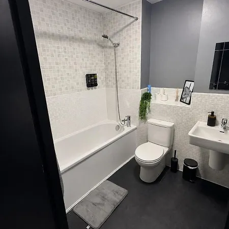 Oak & Noir Suite-luxury 2-bedroom Flat, Parking, Wifi, Netflix, Location Manchester