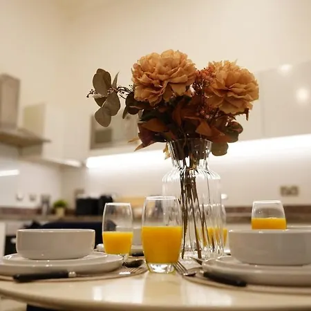 Luxury 2-bed 3 Bath Balcony Rooftop Terrace *