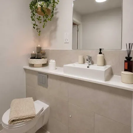 Premium 1-bedroom Views & Free Parking Apartamento