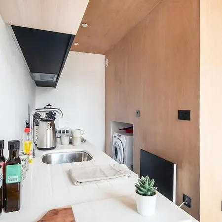 Lovely 2bed W Balcony アパート *