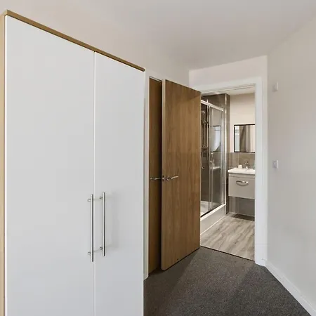 Modern 2 Bed Flat In Centre And Sleeps 5 شقة