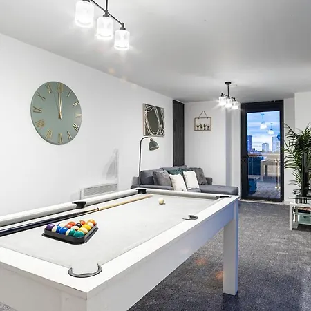 Penthouse, Pool & Ping Pong, Skyline