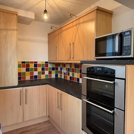 Modern 3-bed With Parking *