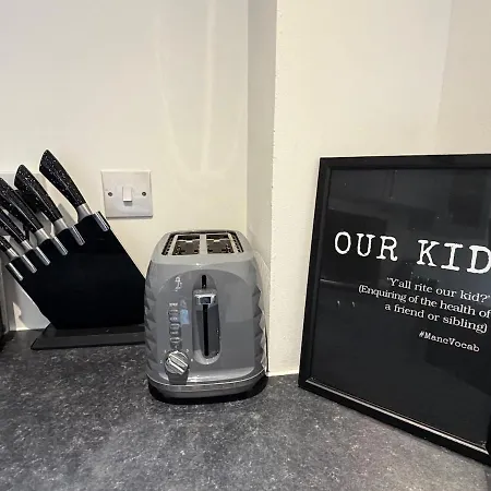 Oak & Noir Suite-luxury 2-bedroom Flat, Parking, Wifi, Netflix, Location * Manchester