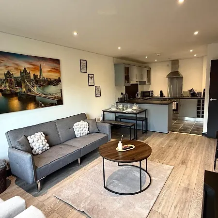Oak & Noir Suite-luxury 2-bedroom Flat, Parking, Wifi, Netflix, Location