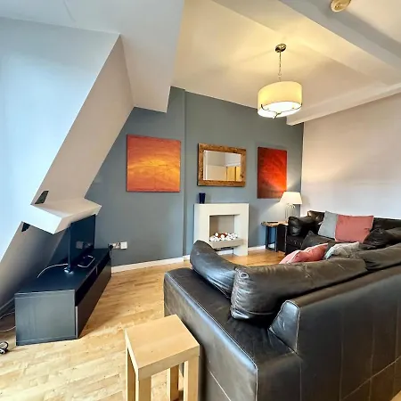 Stunning Floor Flat In The Heart Of Apartment *