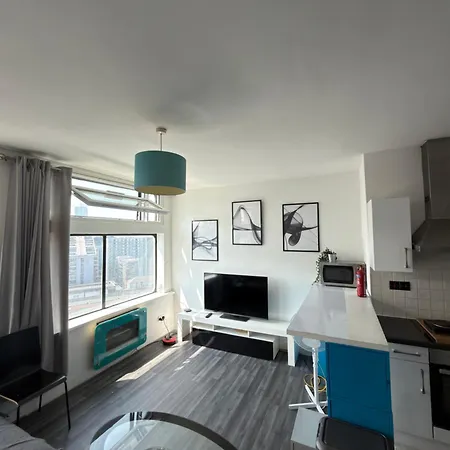 Centre 2 Bed Flat Prime Location *