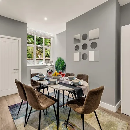 Chic 3-bedroom House - Free Parking And Wifi