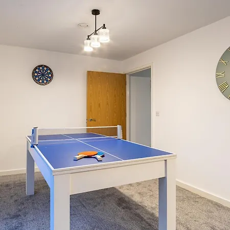 Penthouse, Pool & Ping Pong, Skyline Daire *