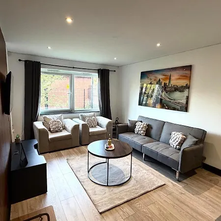 Oak & Noir Suite-luxury 2-bedroom Flat, Parking, Wifi, Netflix, Location Manchester