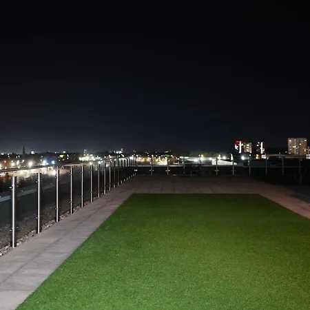 Luxury 2-bed 3 Bath Balcony Rooftop Terrace Apartment *