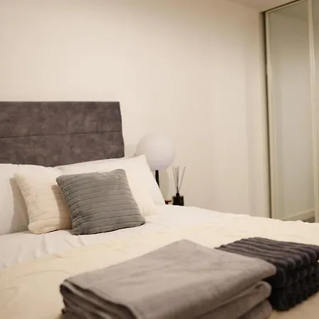 Luxury 2-bed 3 Bath Balcony Rooftop Terrace Apartment Manchester