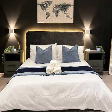 Luxury Penthouse Sleeps 8 Terrace Parking 3br