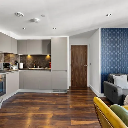 Apartment Retreat With Stunning Views *