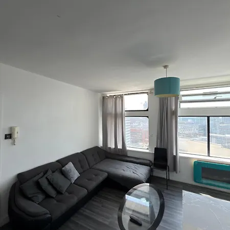 Centre 2 Bed Flat Prime Location Manchester