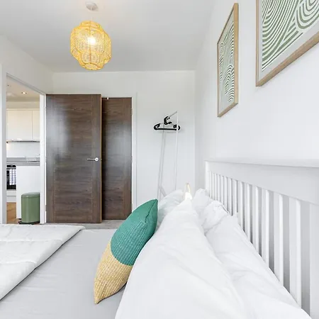 2 Bedroom 5 Minutes From Old Trafford - Free Parking *