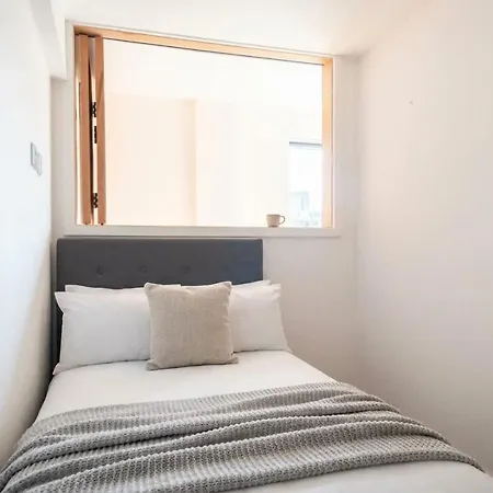 Lovely 2bed W Balcony