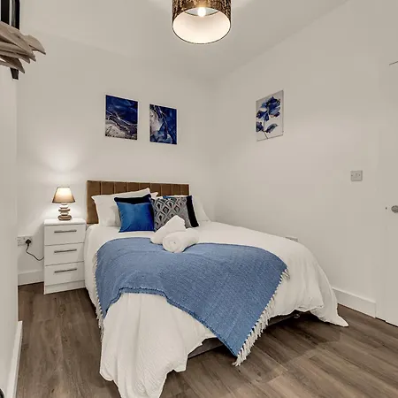 Chic 3-bedroom House - Free Parking And Wifi