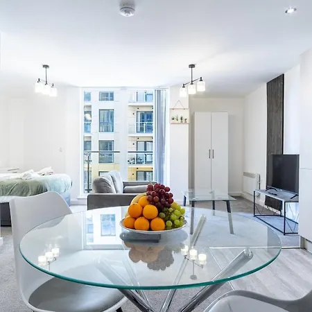 Manchester, Salford, Balcony & Easy Access