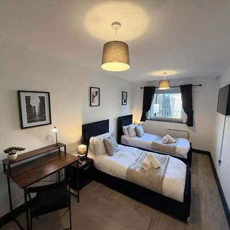 Oak & Noir Suite-luxury 2-bedroom Flat, Parking, Wifi, Netflix, Location *