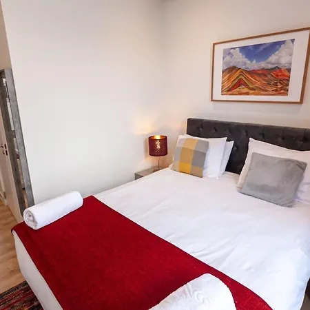 Charming Two-bedroom Near Victoria Station Manchester