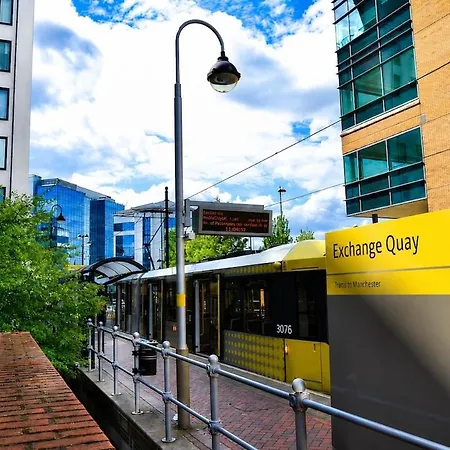 Stylish 2br - Near Mediacity - Free Parking & Business Ready *
