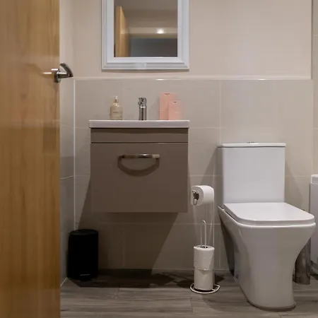Modern 2-bed Ensuite In The Baileys