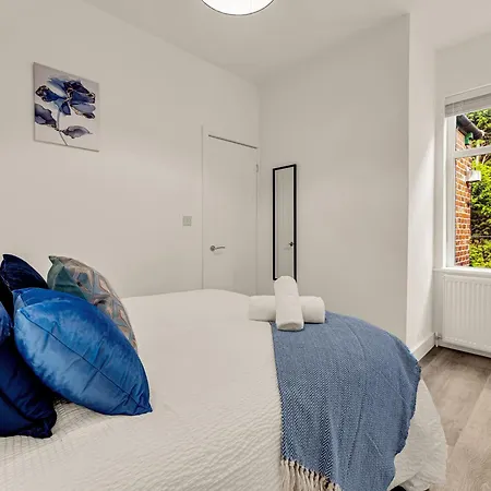 Chic 3-bedroom House - Free Parking And Wifi Apartment