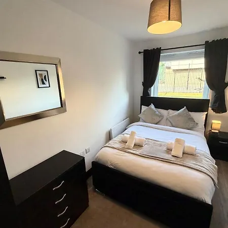 Oak & Noir Suite-luxury 2-bedroom Flat, Parking, Wifi, Netflix, Location Apartman