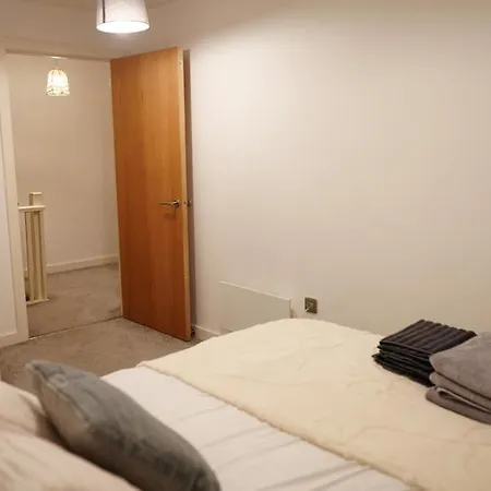 Luxury 2-bed 3 Bath Balcony Rooftop Terrace *