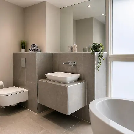 Luxury Penthouse Sleeps 8 Terrace Parking 3br مانشستر