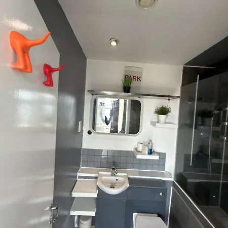 Centre 2 Bed Flat Prime Location *