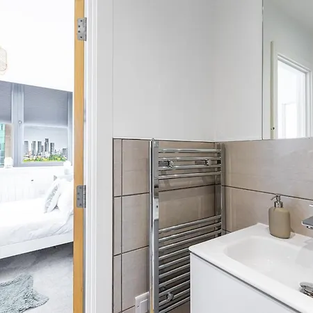 2 Bedroom 5 Minutes From Old Trafford - Free Parking شقة