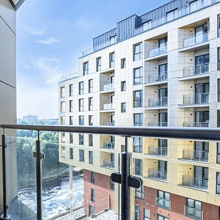 Manchester, Salford, Balcony & Easy Access *