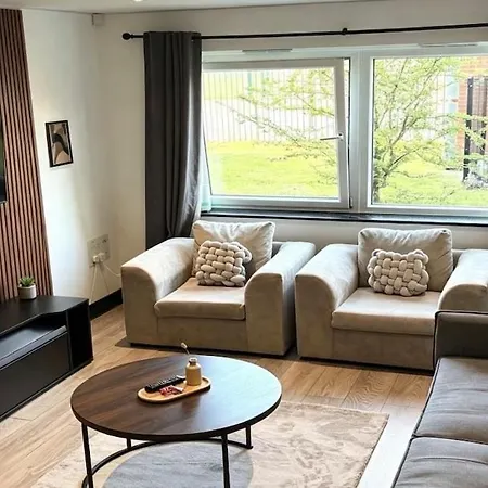 Apartman Oak & Noir Suite-luxury 2-bedroom Flat, Parking, Wifi, Netflix, Location *