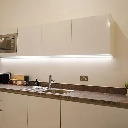 Luxury 2-bed 3 Bath Balcony Rooftop Terrace Apartamento *