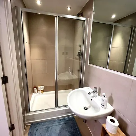 The Hacienda Hideaway - 2br With Balcony * Manchester