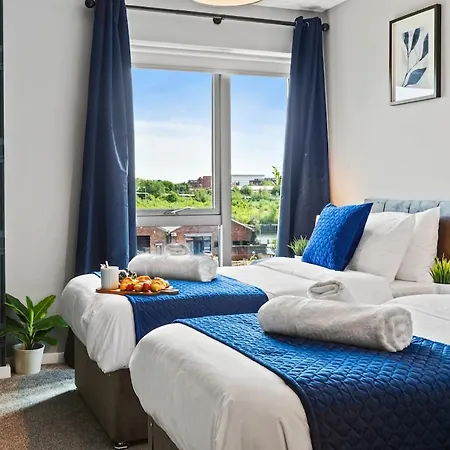 Stylish 2br - Near Mediacity - Free Parking & Business Ready