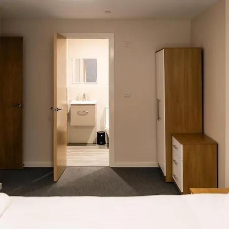 Modern 2-bed Ensuite In The Baileys *