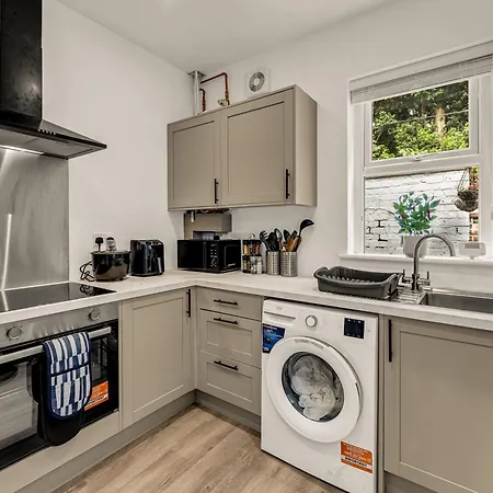 Chic 3-bedroom House - Free Parking And Wifi Manchester