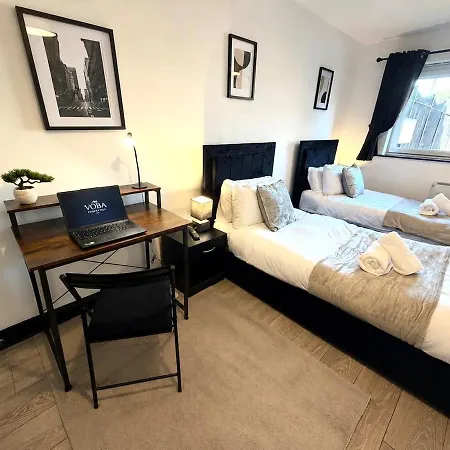 Apartman Oak & Noir Suite-luxury 2-bedroom Flat, Parking, Wifi, Netflix, Location