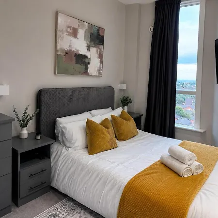 Luxury Penthouse Sleeps 8 Terrace Parking 3br *