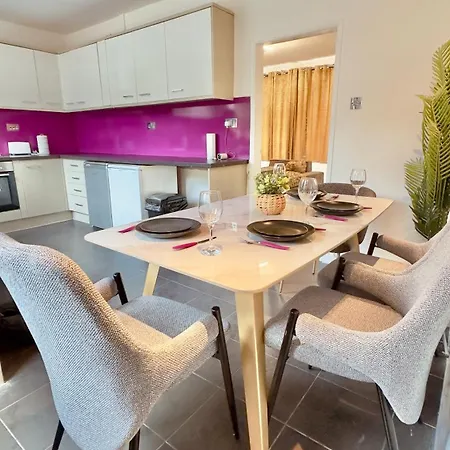 Ashley Nikky Apartamento Manchester