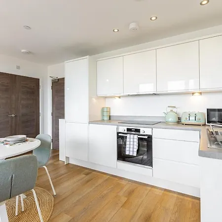 2 Bedroom 5 Minutes From Old Trafford - Free Parking